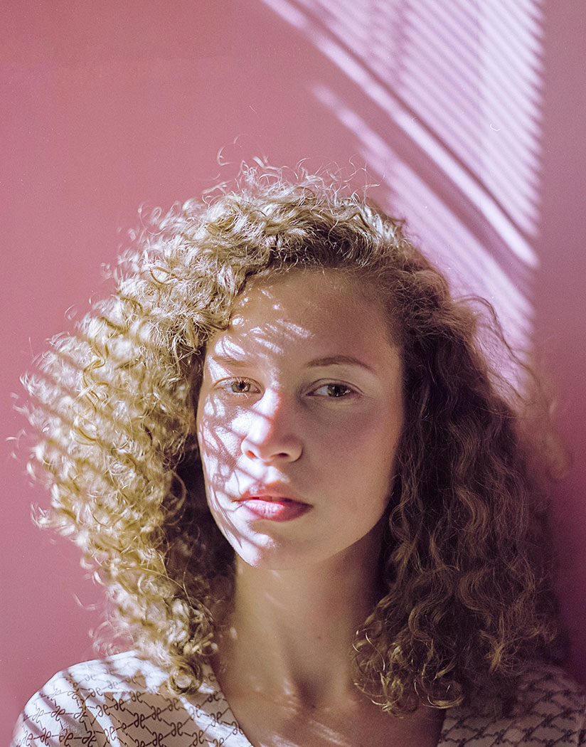 Review do Portra 400 - Retrato de modelo em estúdio com fundo rosa