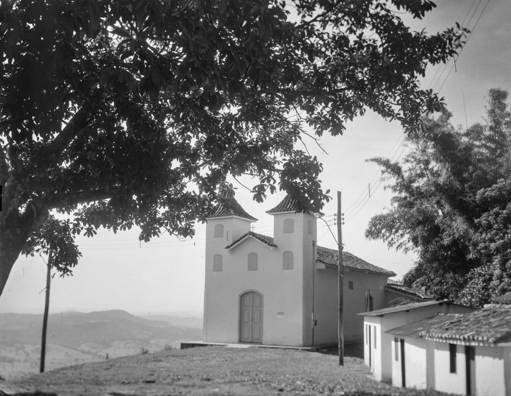 Capela de Nossa Senhora das Dores em Serro vista da igreja a árvore