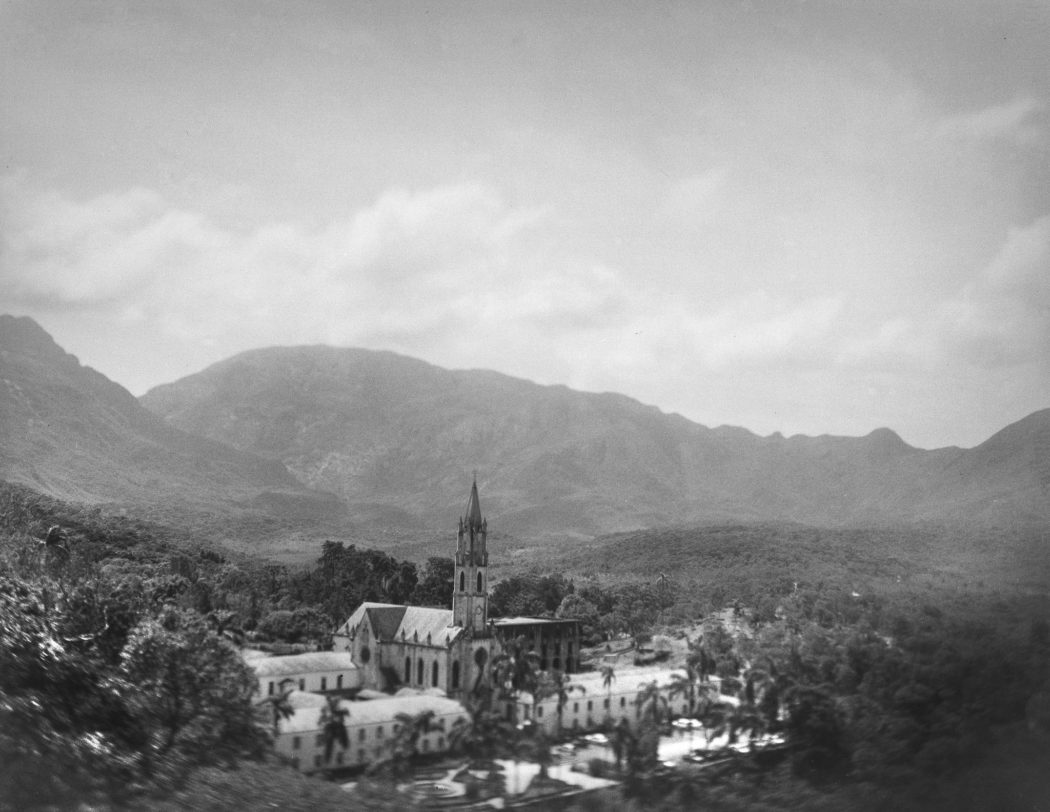 Mosteiro do caraça templo igreja incrustado nas montanhas em preto e branco pb
