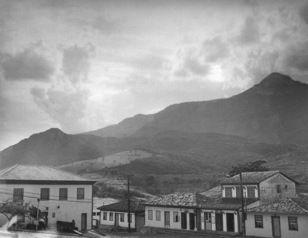 catas altas cidade pequena vila incrustada na paisagem montanhas em preto e branco pb