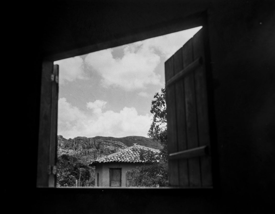 Milho verde casinha na paisagem pela janela em preto e branco pb