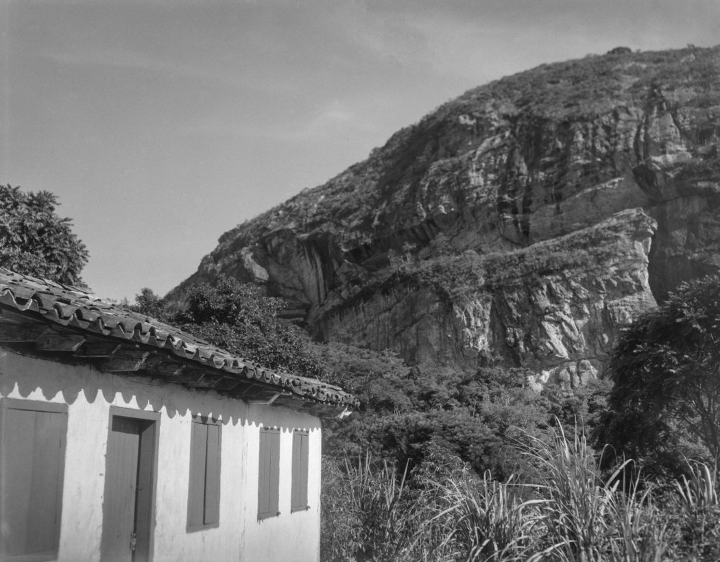 pedra lisa em serro mato grosso vila deputado augusto clementino paisagem montanhas em preto e branco pb