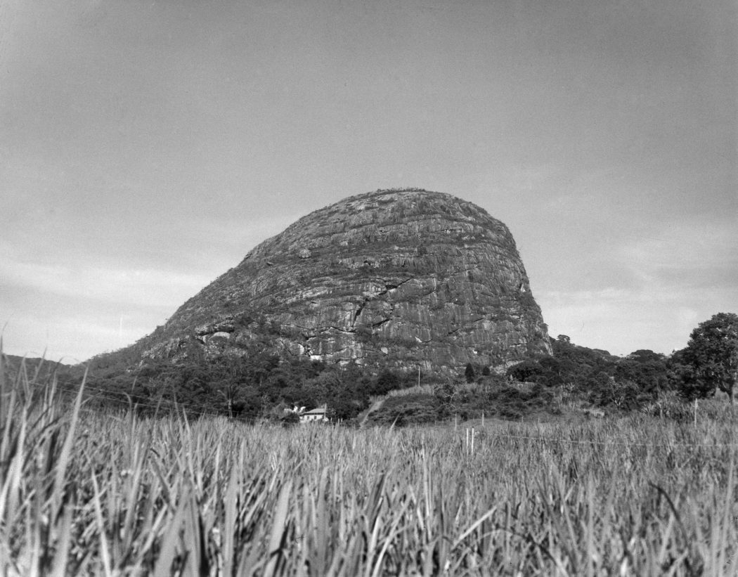pedra lisa em serro mato grosso vila deputado augusto clementino paisagem montanhas em preto e branco pb