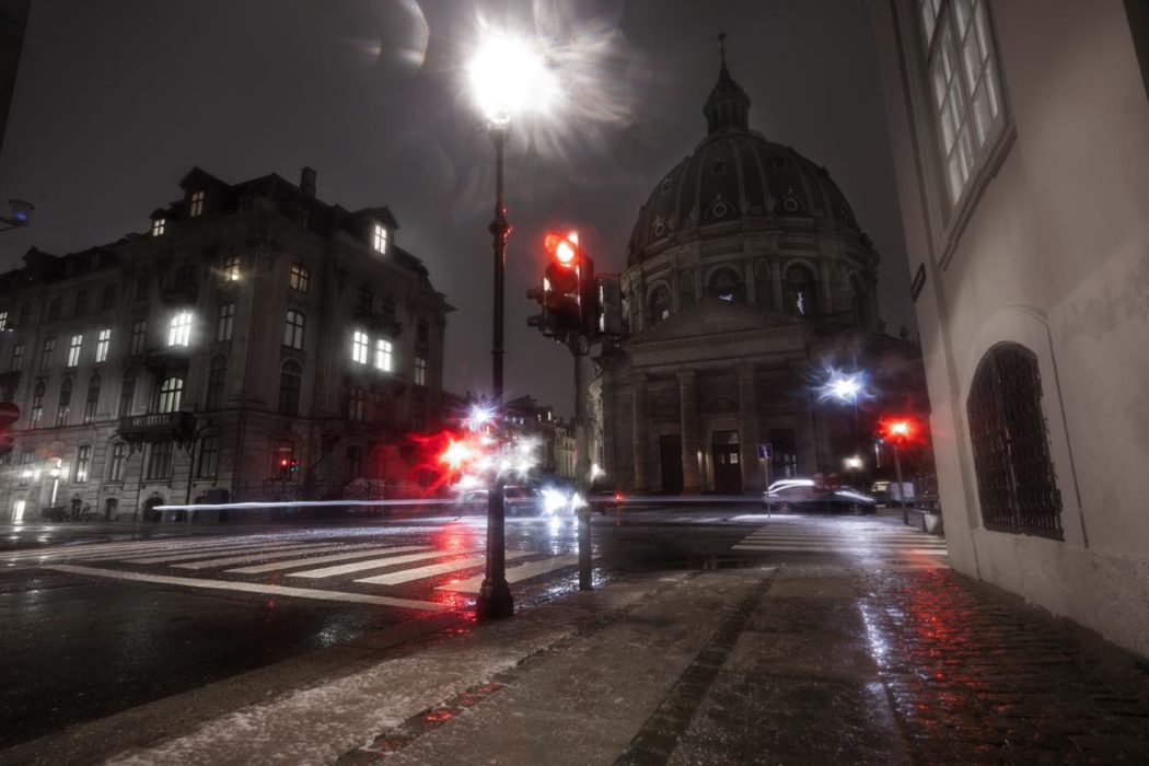 Igreja de mármore em Copenhagen foto noturna com faróis de carros borrados