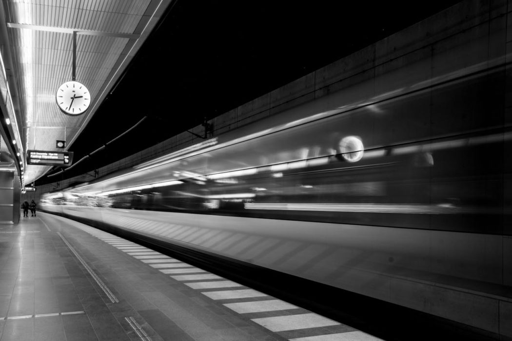 malmö suécia estação de trem com locomotiva em movimento borrado