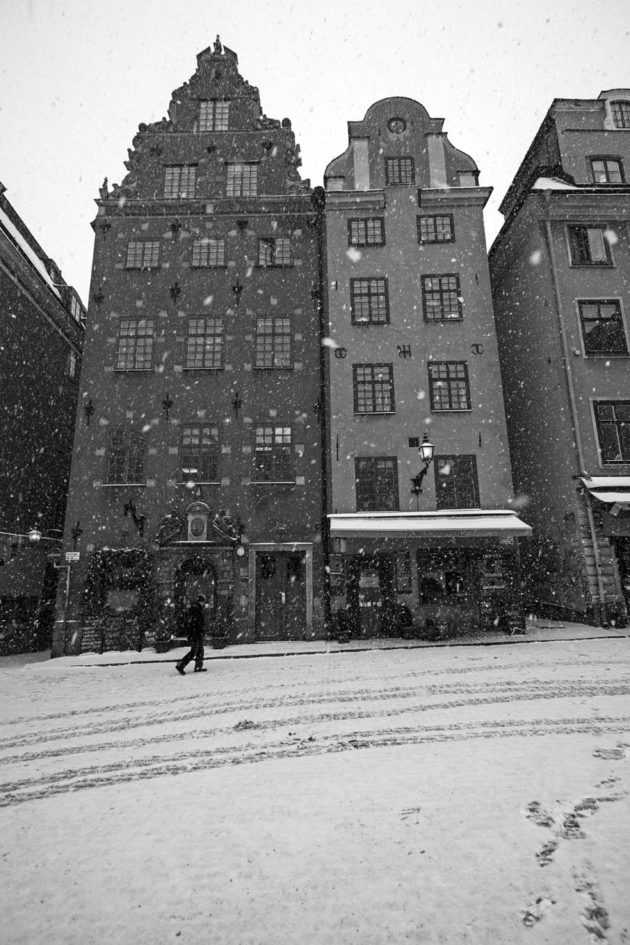 Gamla Stan - Cidade velha de Estocolmo durante o inverno com homem passando pela rua