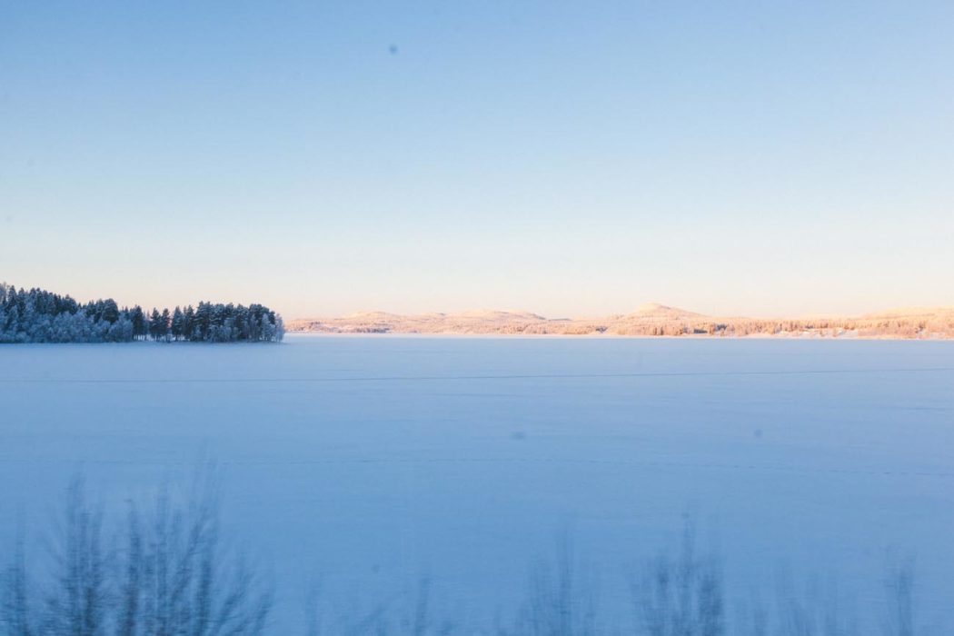 visão de dentro do trem em direção a Kiruna em Luleå na Suécia com luz do por do sol no inverno