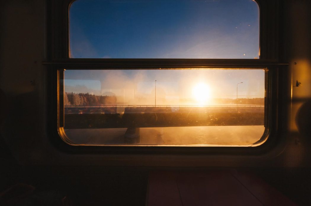 visão de dentro do trem em direção a Kiruna em Umeå na Suécia com luz do por do sol no inverno