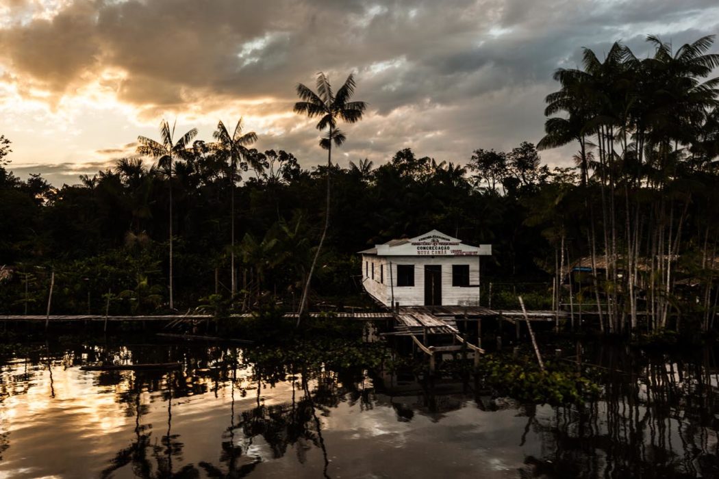 Igreja simples no meio da selva amazônica vista do rio