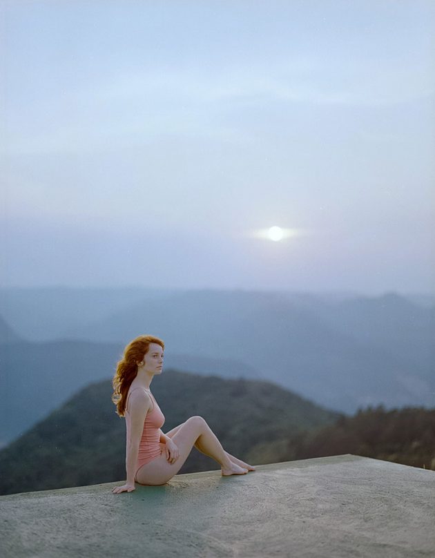 Garota com pose bucólica em por do sol nas montanhas com rosa bebê claro