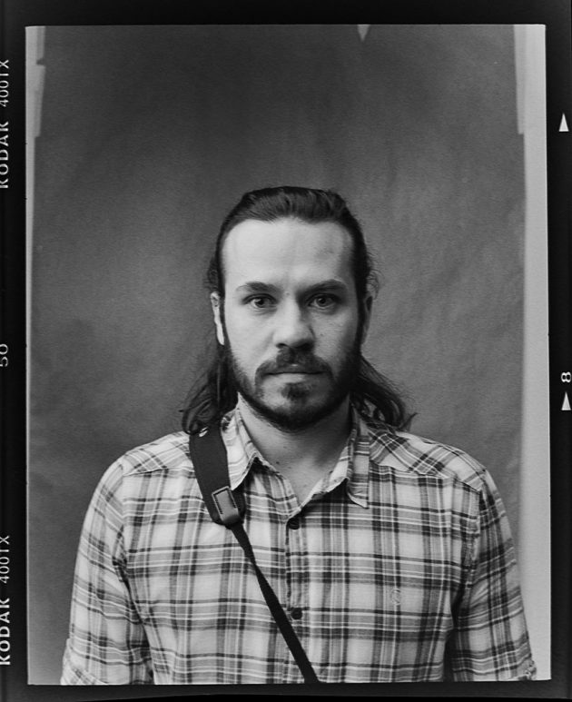 retrato de homem em estúdio foto preto e branco com fundo neutro