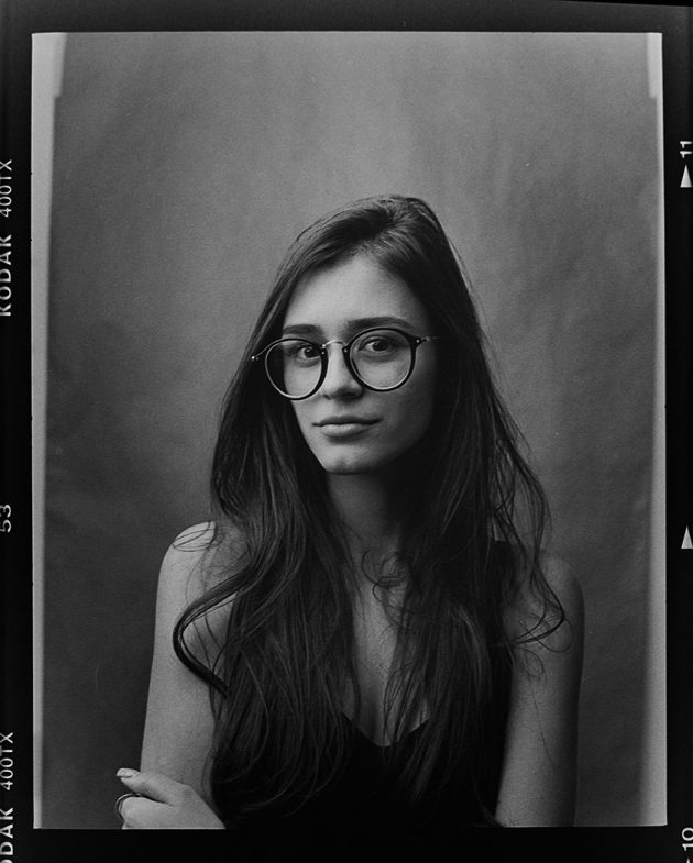 Modelo Leprince Bosco garota em estúdio foto preto e branco com fundo neutro