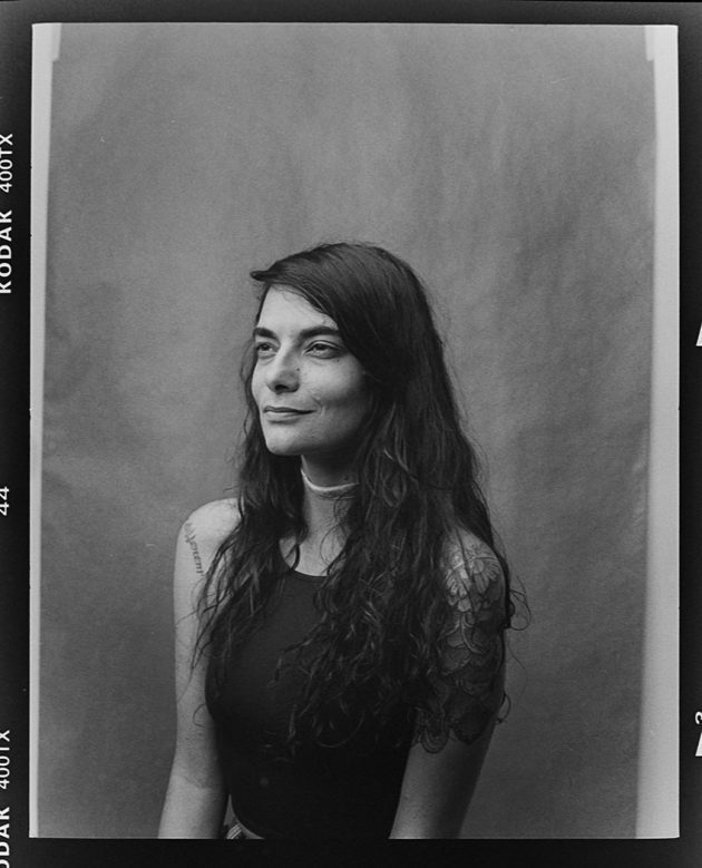 retrato de mulher em estúdio foto preto e branco com fundo neutro