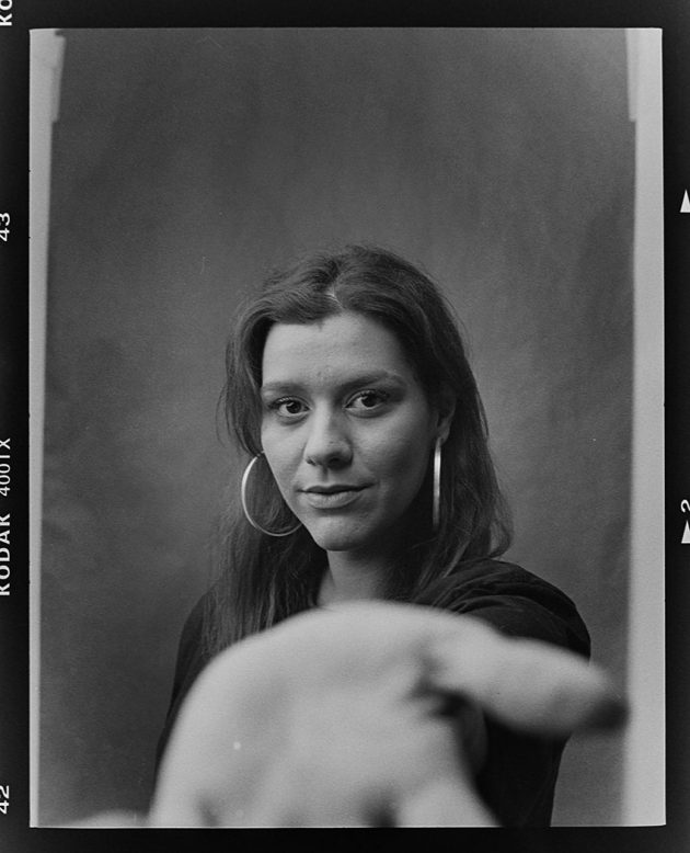 retrato de mulher em estúdio foto preto e branco com fundo neutro