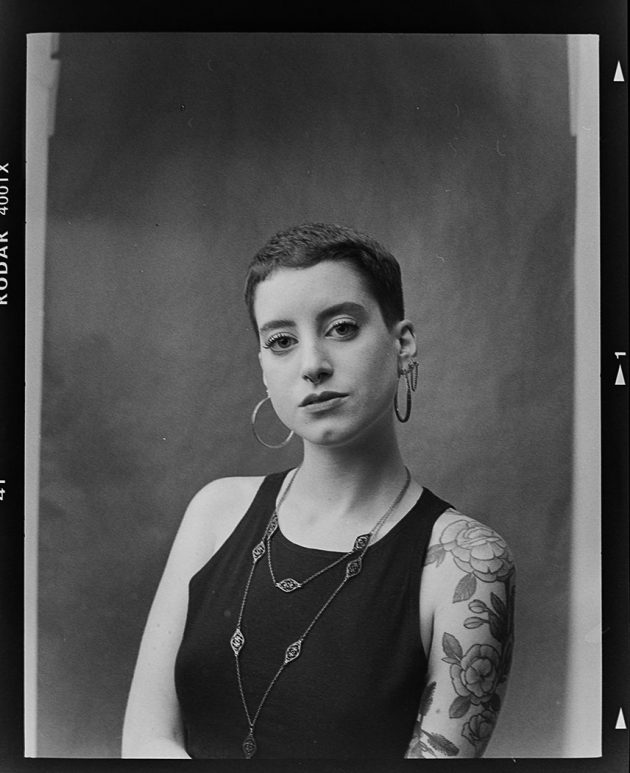 Modelo Débora Nisenbaum garota em estúdio foto preto e branco com fundo neutro