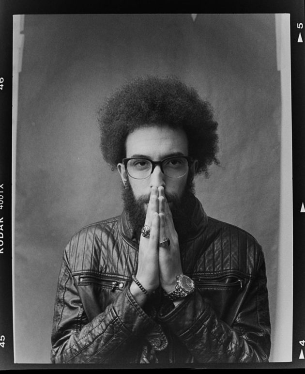 retrato de homem com black power em estúdio foto preto e branco com fundo neutro