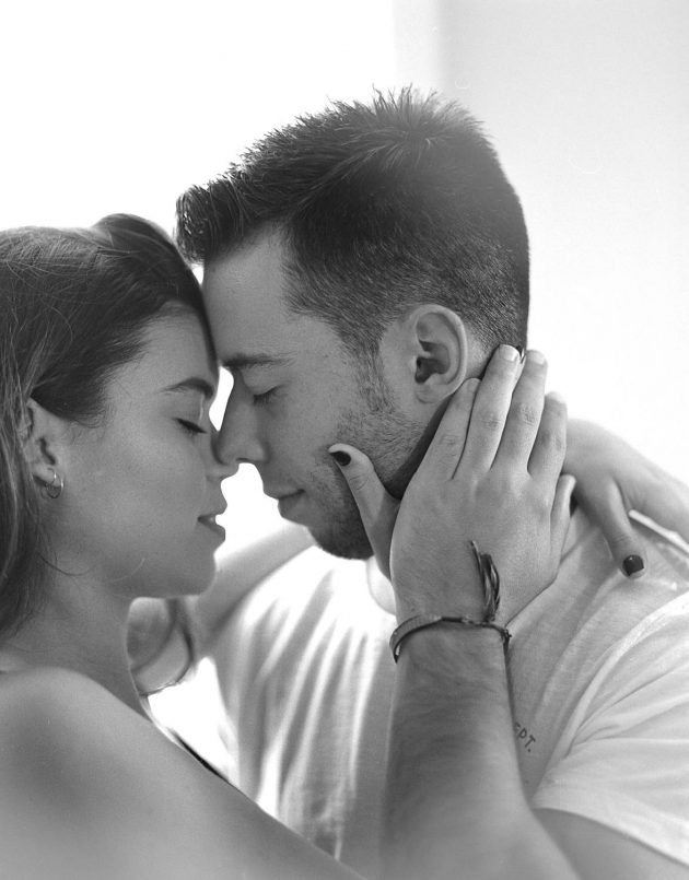 Casal se abraçando em foto preto e branco pb durante ensaio em Montes Claros