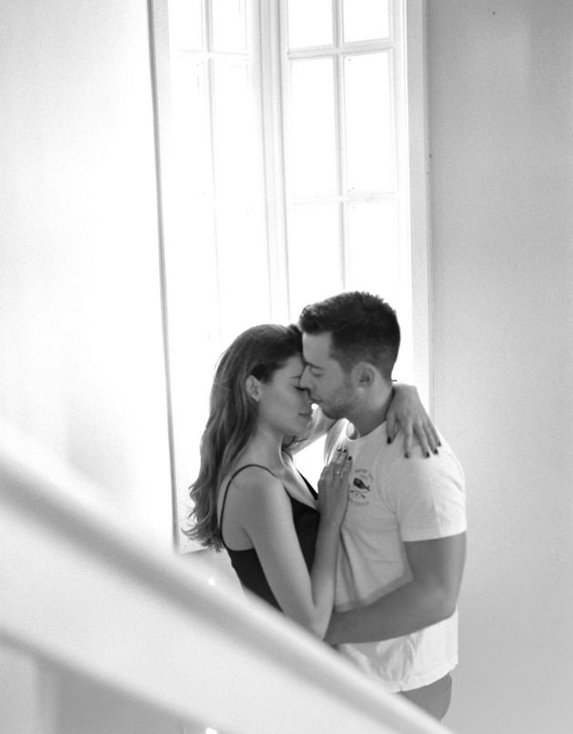 Casal se abraçando em foto preto e branco pb durante ensaio em Montes Claros