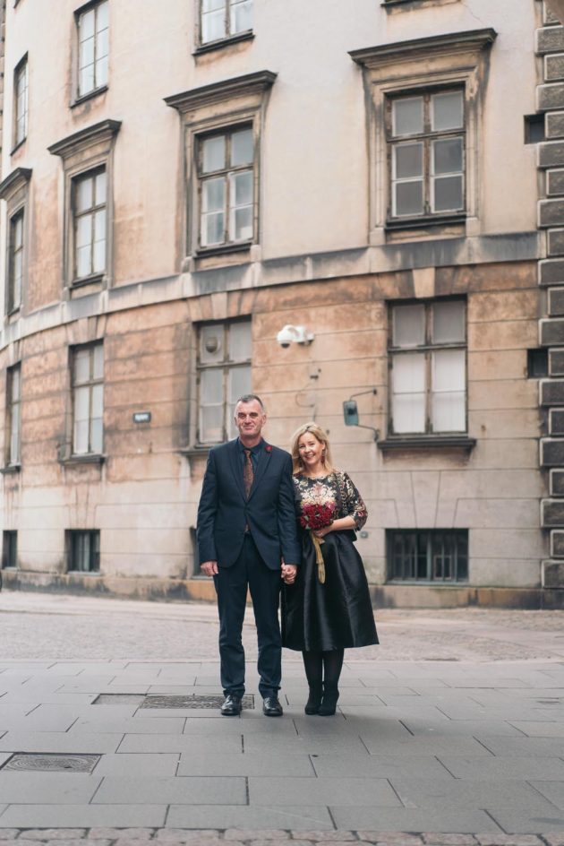 Casal de meia idade ensaio fotográfico em paisagem clássica passeando