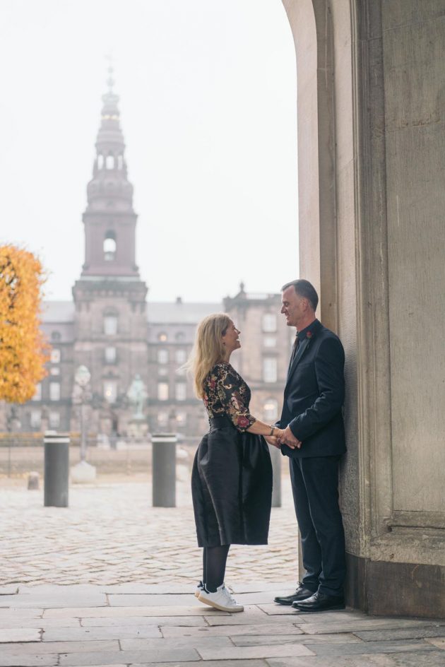 Casal de meia idade ensaio fotográfico em paisagem clássica colunas em Copenhagen