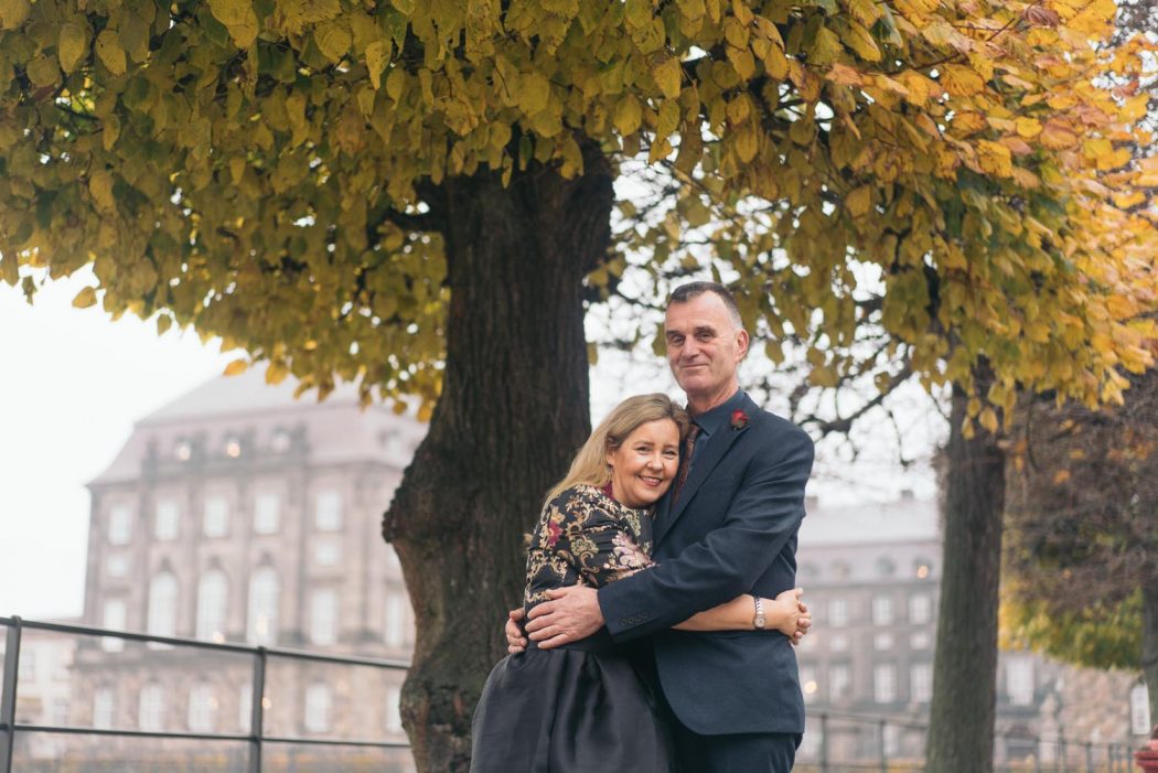 Casal de meia idade ensaio fotográfico em paisagem natural