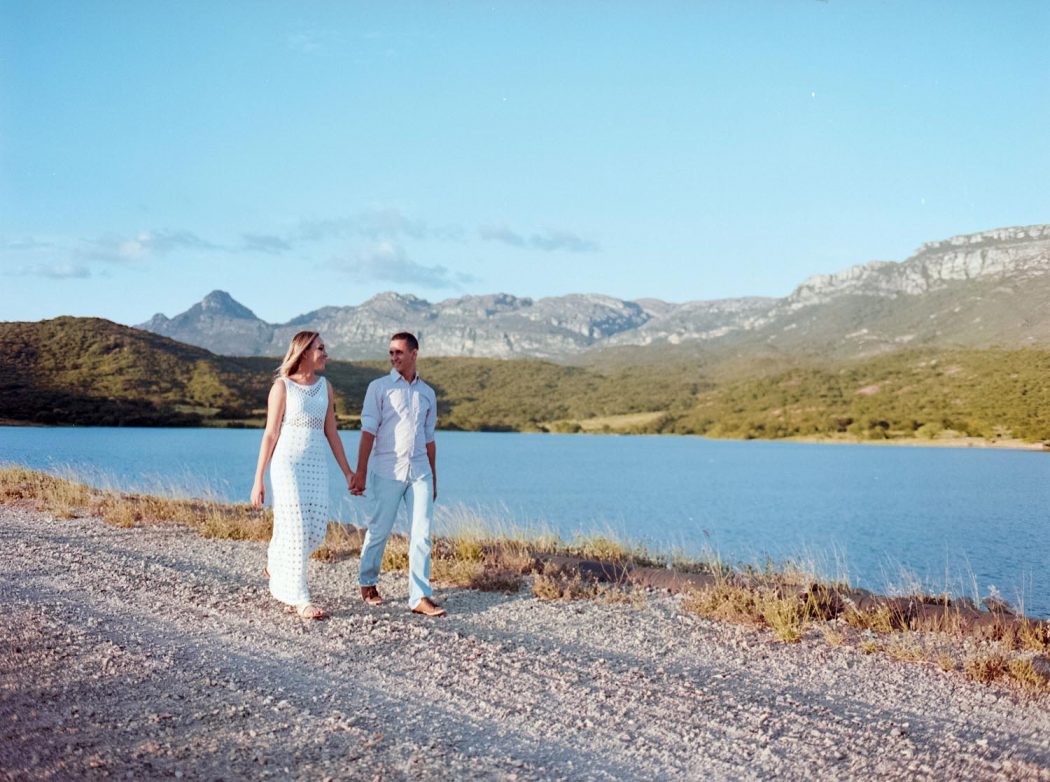 Ensaio de casal em pé com paisagem de montanhas ao fundo em Vila Serranópolis represa