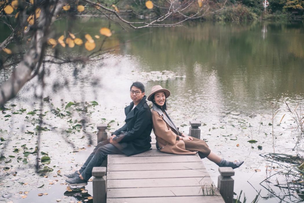 Casal sentado em banco de frente para o lago com vista para lagopaisagem de natureza