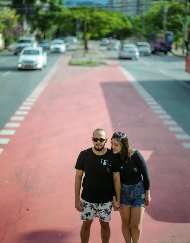 Ensaio casal urbano em Belo Horizonte em pé no meio da avenida