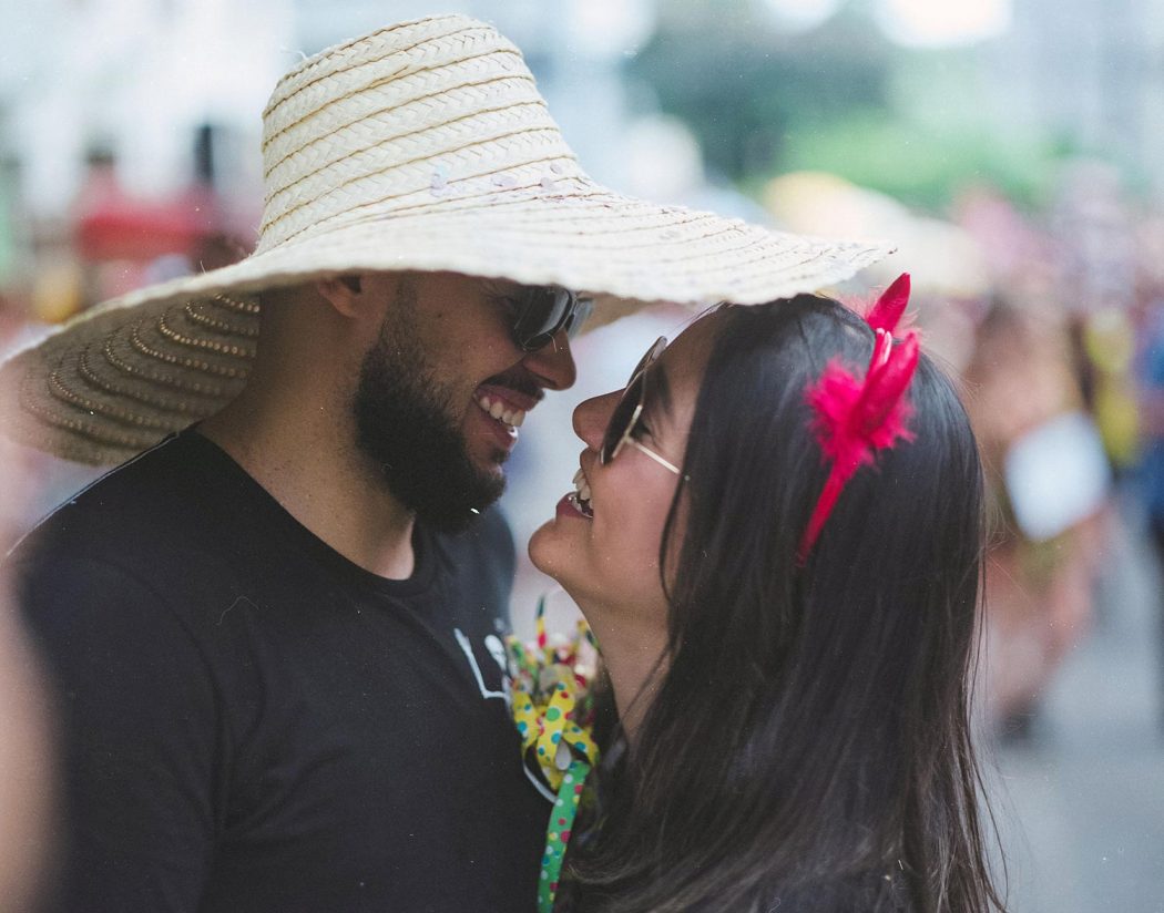 Ensaio casal urbano em Belo Horizonte em pé no bloco de carnaval com serpentina