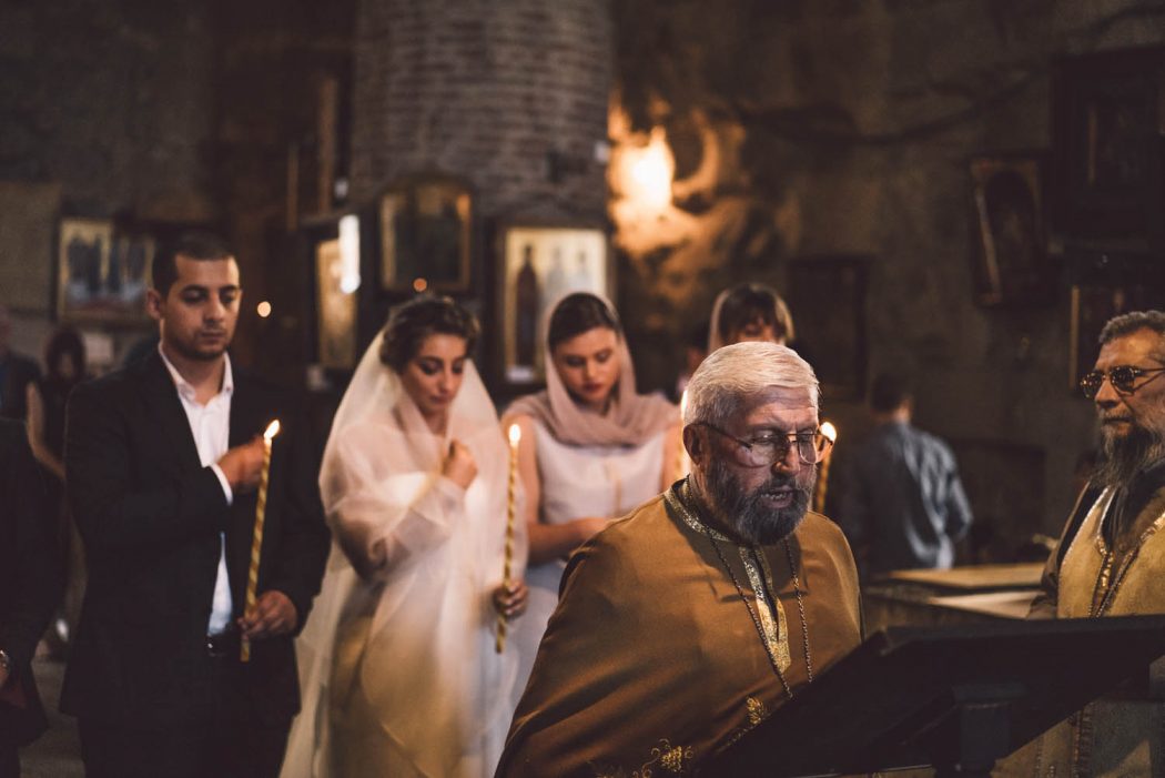 Casamento georgiano na geórgia em igreja ortodoxa com padre