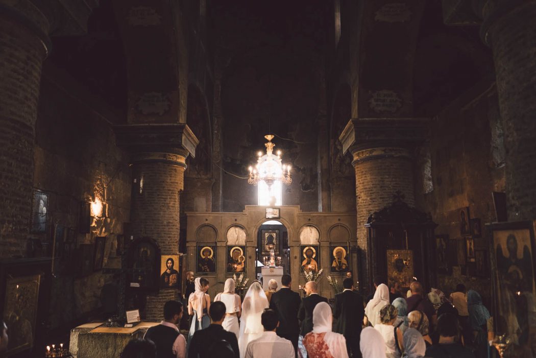 Casamento georgiano na geórgia em igreja ortodoxa