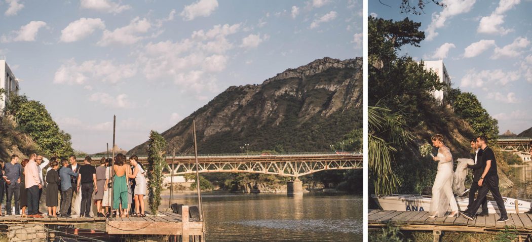 Casamento georgiano perto de rio e ponte com montanhas na geórgia mtzkheta