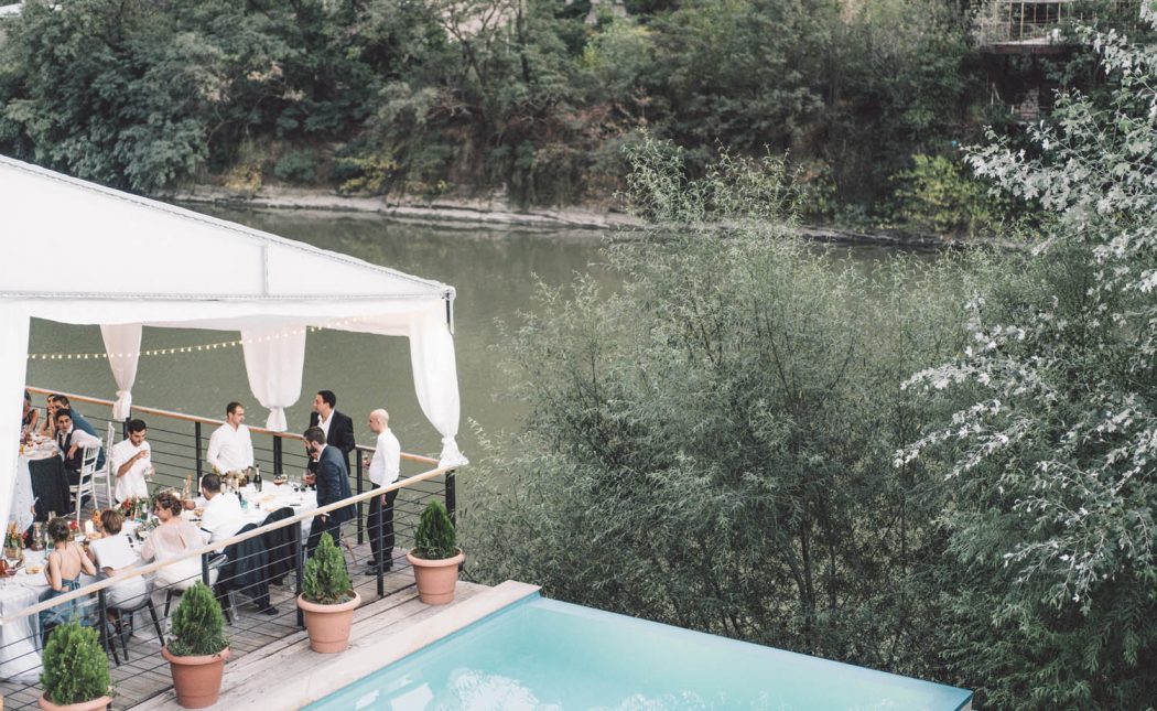 Recepção de casamento georgiano em rio na geórgia em Mtzkheta