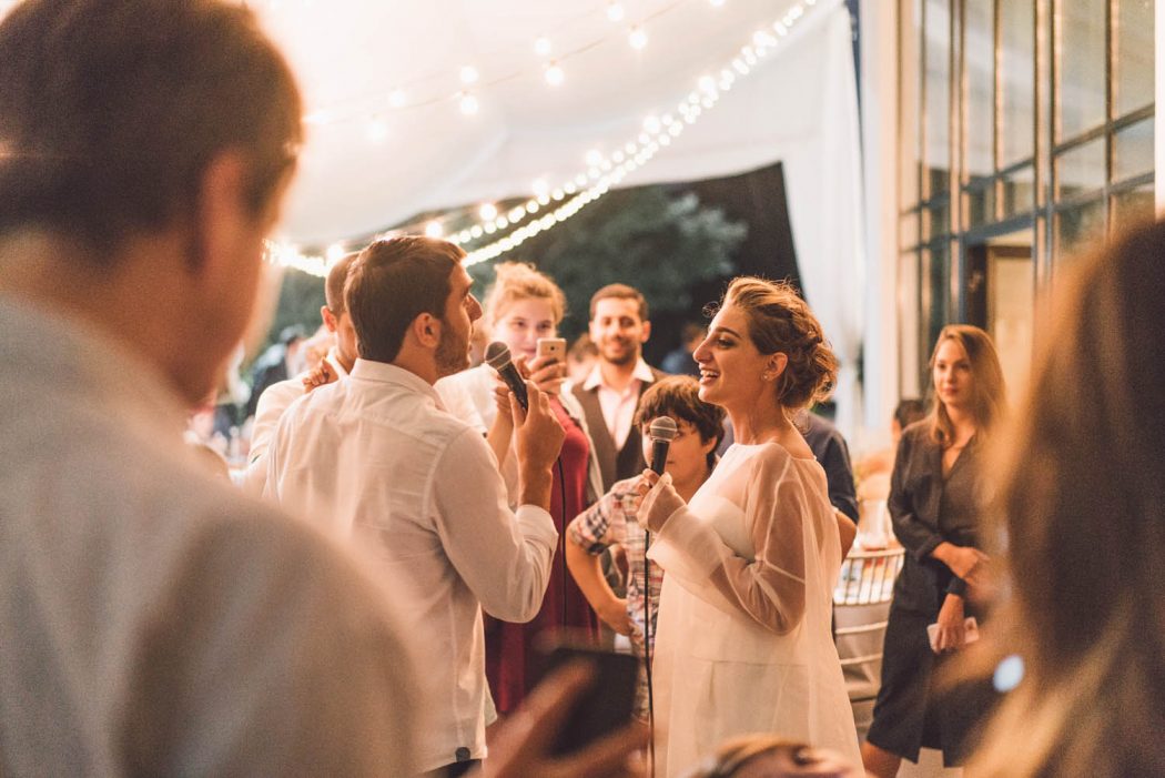 Noiva e noivo cantando juntos em recepção de casamento georgiano na geórgia