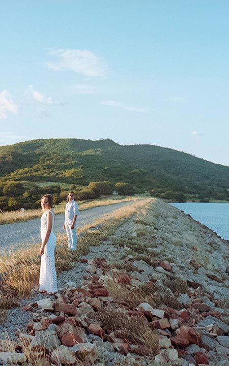 Ensaio de casal em pé com paisagem de montanhas ao fundo em Vila Serranópolis