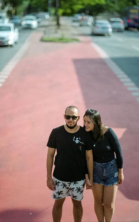 Ensaio casal urbano em Belo Horizonte em pé na avenida