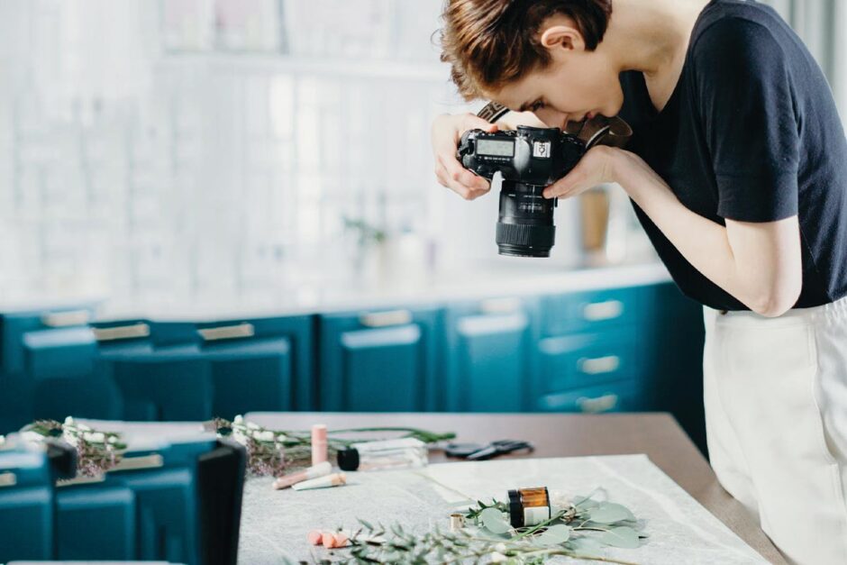 Mulher fotografa flores em uma mesa