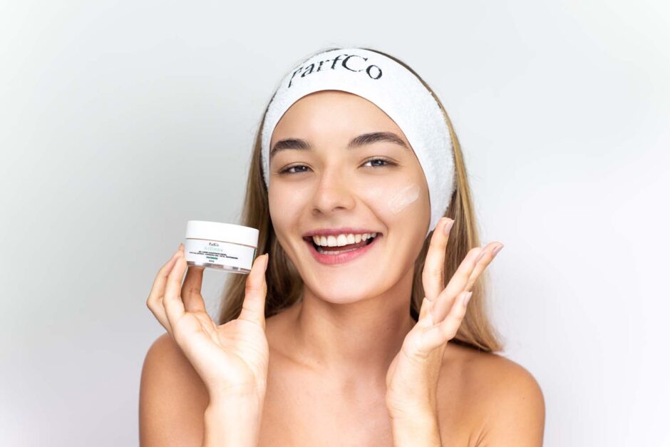 Fotografia de produtos de beleza - Modelo ParfCo demonstrando linha Skincare 