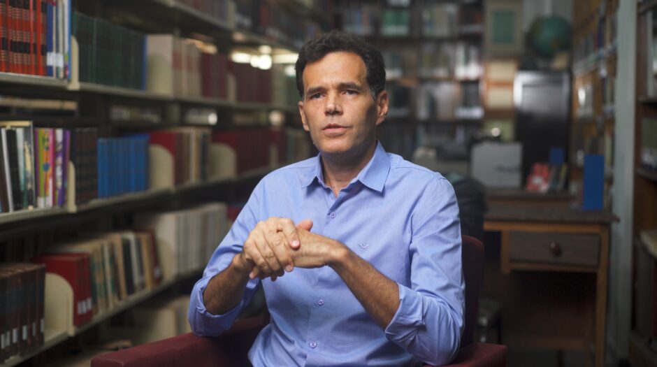 O historiador e professor Laurindo Mékie, em entrevista para o filme Cavalhadas.